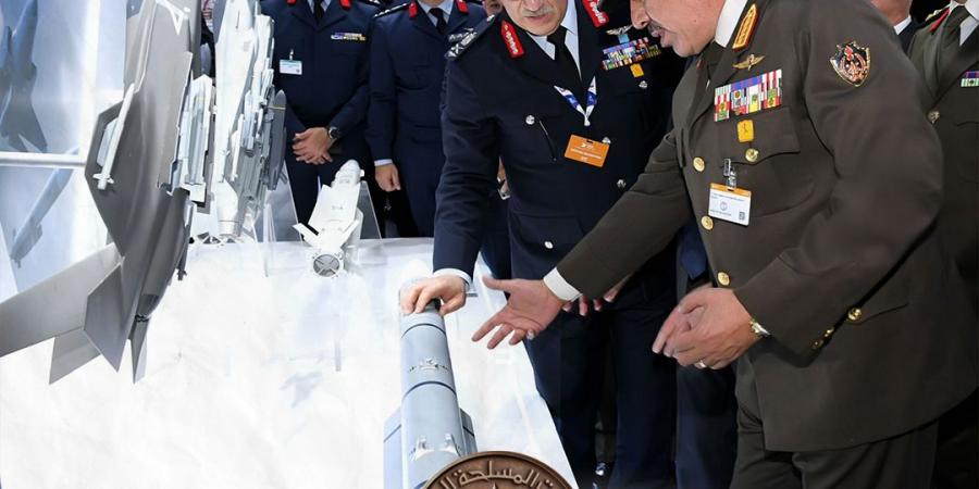 رئيس أركان حرب القوات المسلحة يعود إلى مصر بعد مشاركته بمعرض دبى للطيران