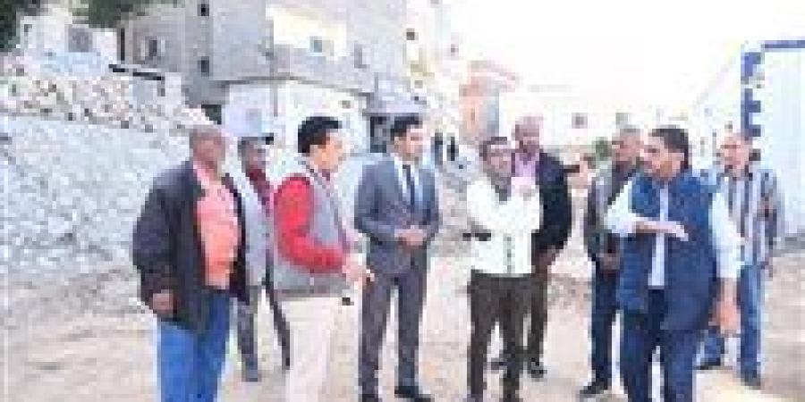تنفيذاً لتوجيهات محافظ مطروح.. نائب المحافظ يتفقد أعمال تطوير سوق مطروح العمومي وقافلة “مطروح الخير” بقرية علوش