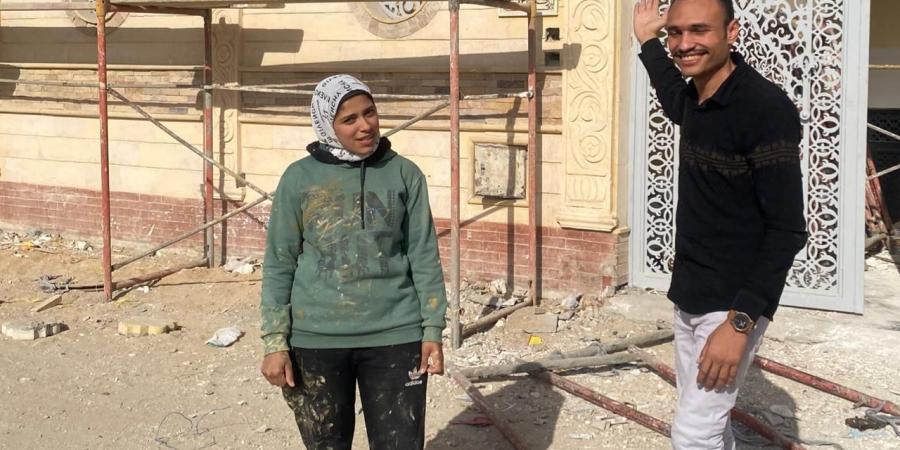 "أيديها تتلف في حرير".. حكاية الأسطى هاجر نقاشة المنيا بعد ترند السوشيال ميديا