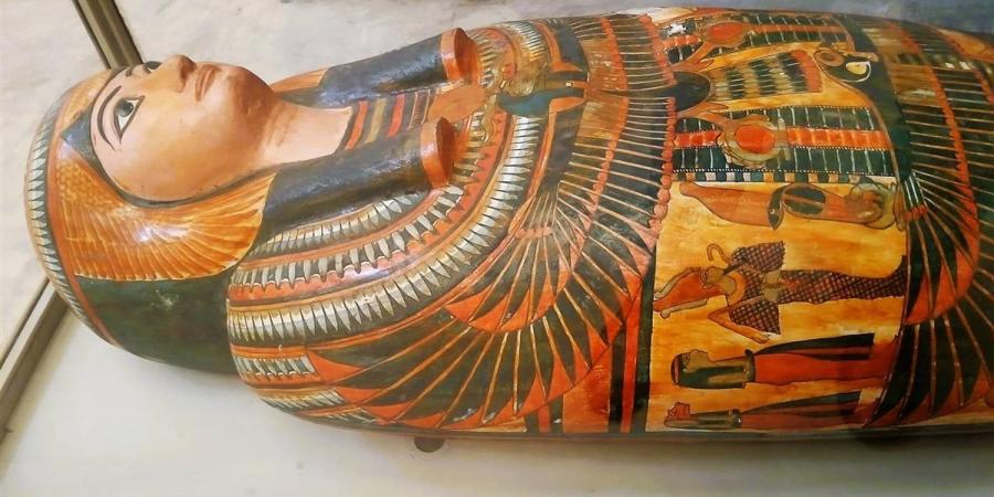 تحفة جنائزية نادرة تجذب أنظار الزائرين في المتحف المصري بالتحرير (صور)