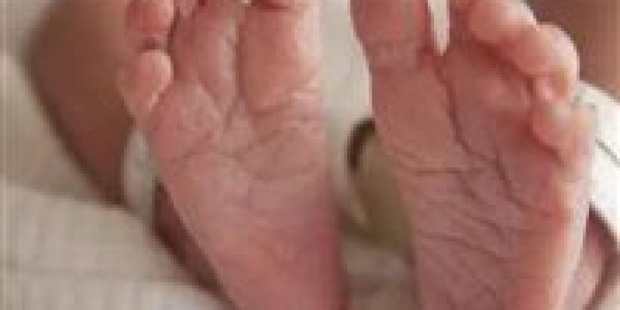 في غرفة الكشف.. البحث عن أم تركت رضيعها بالمستشفى وهربت