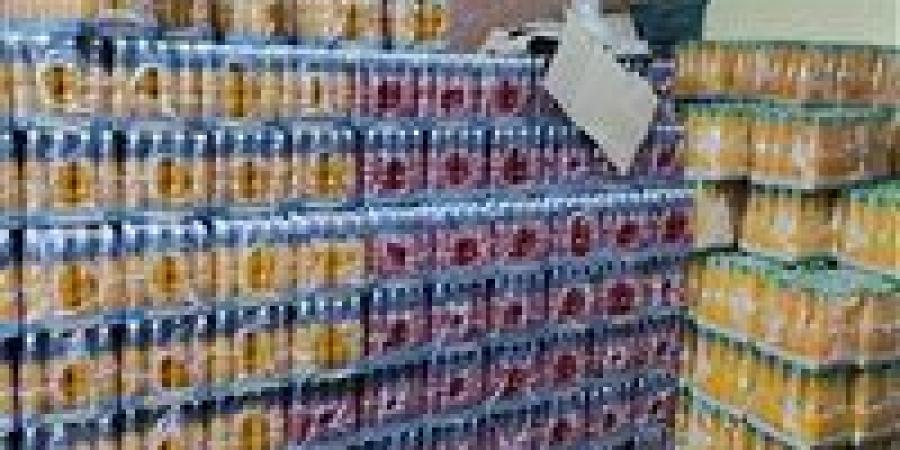 الأمن يداهم مصنع عصير يبيع مشروبات رخيصة الثمن مصنوعة من مواد مجهولة