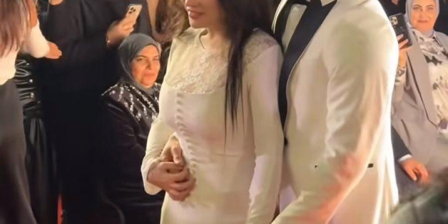 السعادة تملأ وجهها.. لقطات رومانسية تجمع مي عز الدين وزوجها في أول مناسبة فنية معا