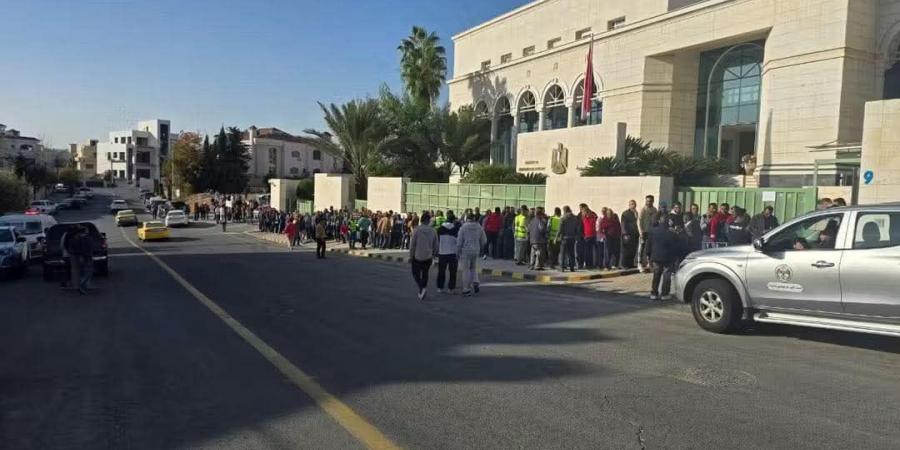 طوابير الناخبين تزين مقر السفارة المصرية في الأردن بالمرحلة الثانية لانتخابات النواب
