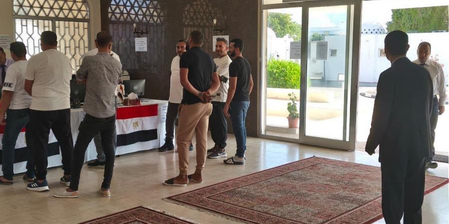 المصريون في عمان يتوافدون على مقر السفارة للإدلاء بأصواتهم في انتخابات النواب