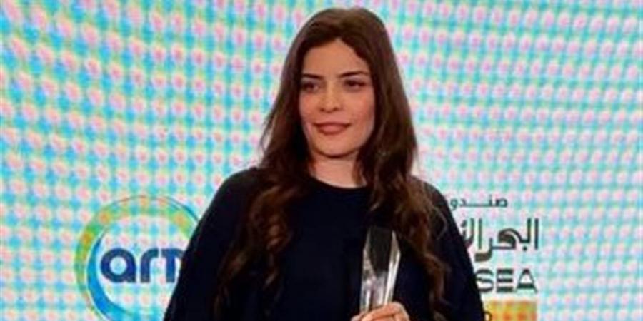رشا عصفور تقدم جائزة للفيلم الوثائقي "عندي أصدقاء آخرون" خلال مهرجان القاهرة السينمائي الدولي