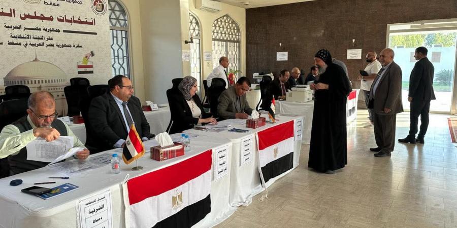 انتخابات مجلس النواب.. راعي الكنيسة المصرية بمسقط يدلي بصوته في اليوم الثاني للتصويت|صور