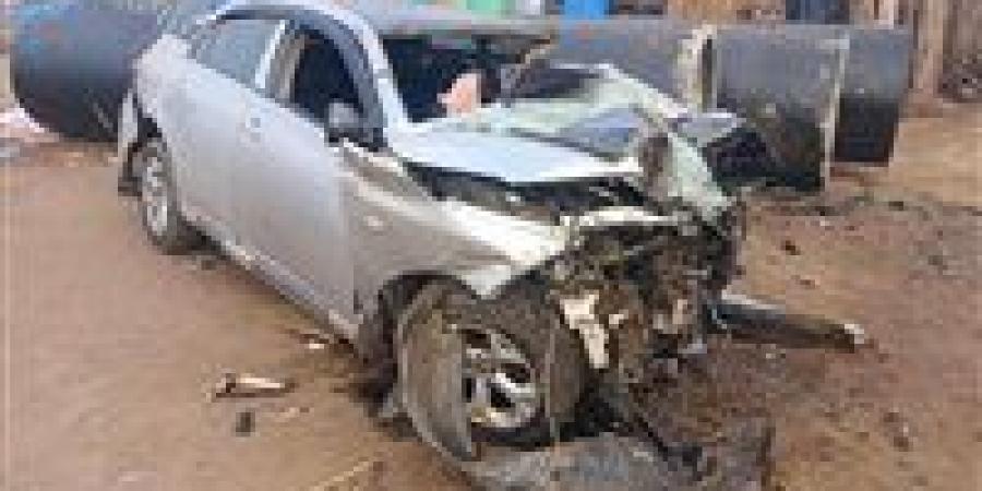 مصرع شخصين في حادث تصادم سيارة بمواسير صرف صحي في السادات