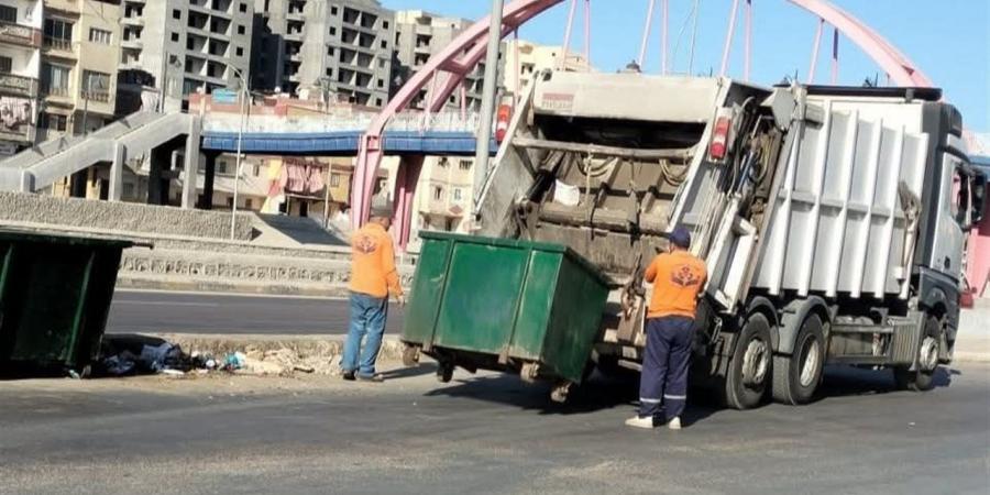 تكثيف النظافة العامة.. رفع 560 طنًا من القمامة والمخلفات بحي المنتزه أول بالإسكندرية