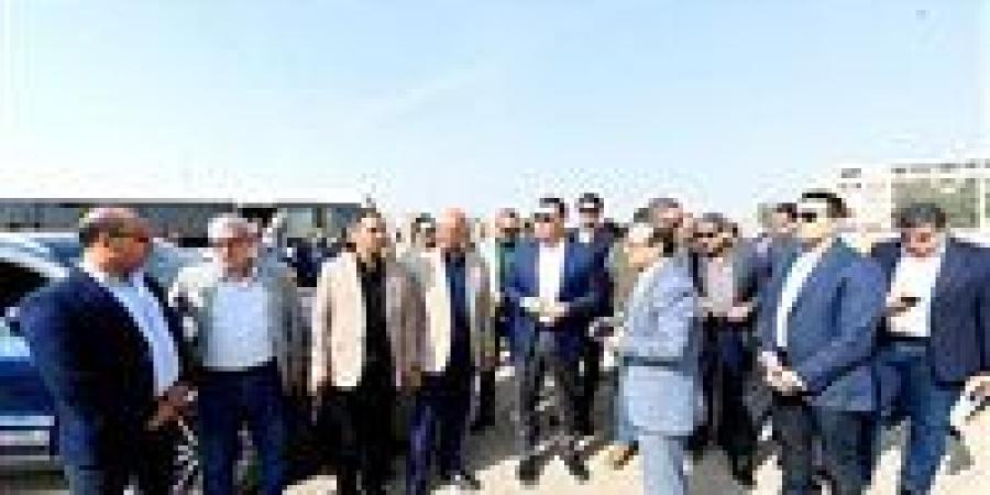 وزير الإسكان ومحافظ الفيوم يتفقدان مشروعات مياه الشرب والطريق الرابط بين الفيوم الجديدة والمدينة الأم