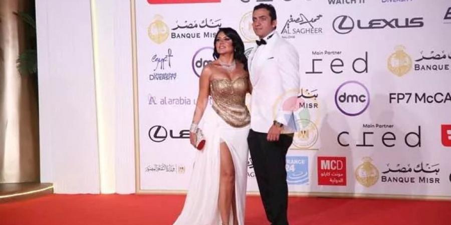 رانيا يوسف وزوجها يلفتان الأنظار على الريد كاربت (صورة)