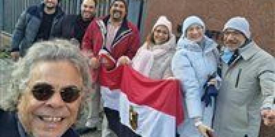 رافعين الأعلام.. استمرار توافد أبناء الجالية المصرية على سفارة مصر بألمانيا لخوض انتخابات مجلس النواب