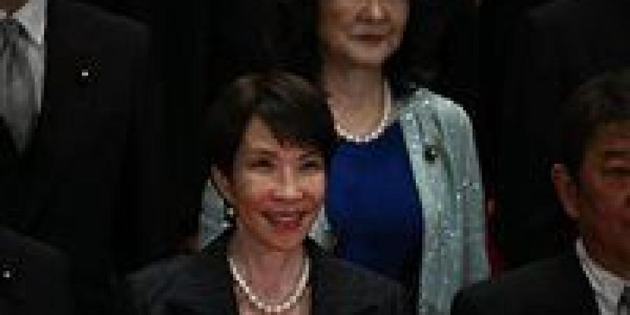 رئيسة وزراء اليابان أمام تحديات صعبة إثر انهيار الين والأسهم والتوتر الصيني