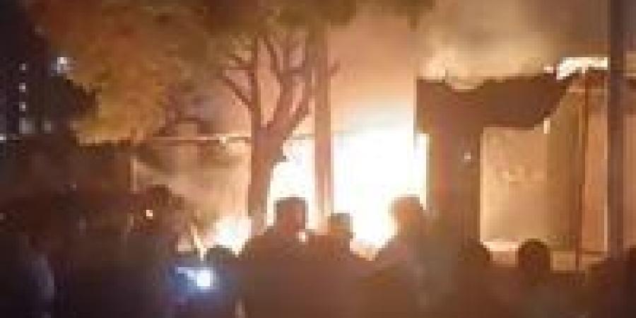 حريق هائل في كشك بجوار الحديقة العامة بطامية في الفيوم