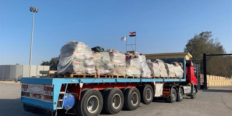 زاد العزة الـ78.. الدفع بأكثر من 220 ألف سلة غذائية و104 آلاف قطعة ملابس شتوية لغزة