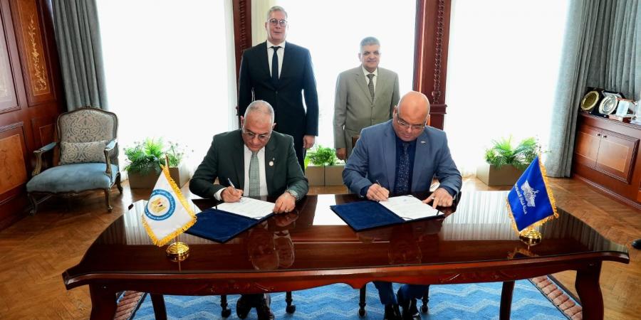 "البترول وقناة السويس" توقعان مذكرة تفاهم حول إجراءات إنشاء محطة لإسالة وتموين الغاز الطبيعي