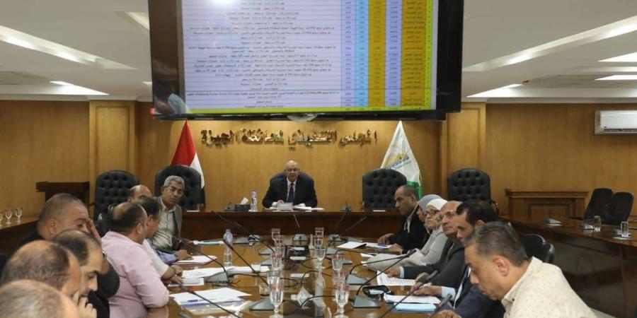 سكرتير عام الجيزة يتابع تنفيذ الخطة الاستثمارية وملف تقنين أراضي الدولة