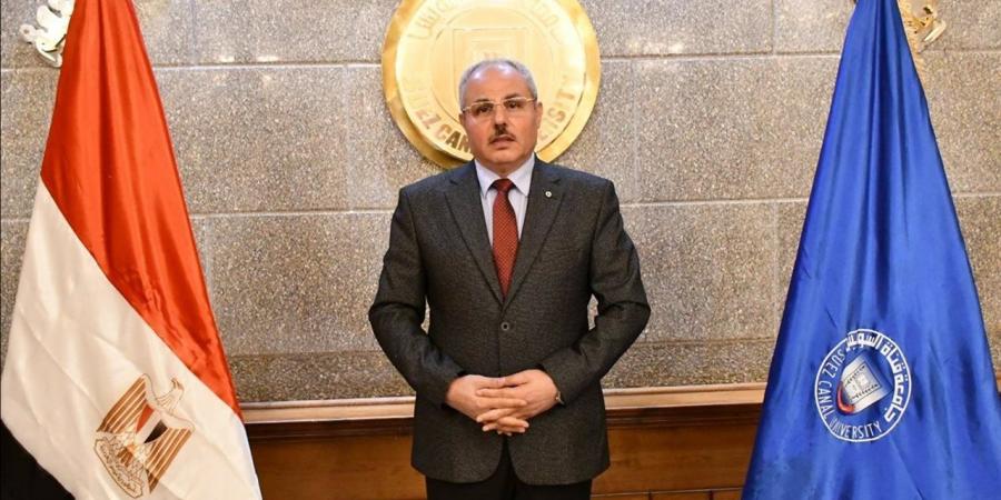 رئيس جامعة قناة السويس يهنئ الدكتور مدحت صالح بتعيينه عميدًا لكلية التربية