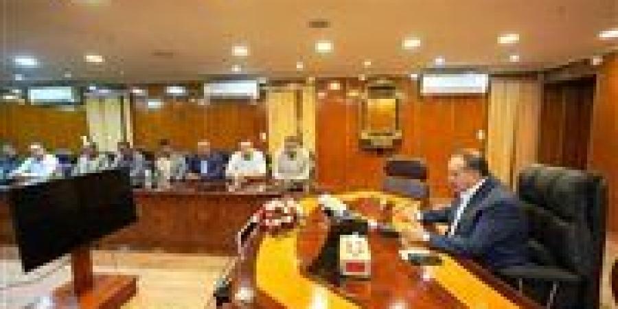 محافظ أسيوط يوجه بتشكيل كيان مؤسسي لتعظيم الاستفادة والحفاظ على ريادة المحافظة في زراعة الرمان