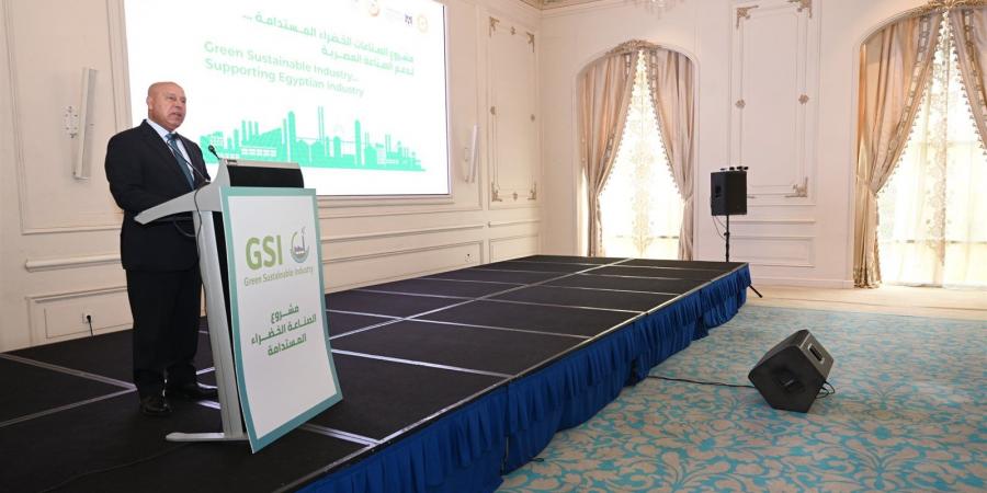 وزير الصناعة والنقل يستعرض خطة التحرك العاجلة لخفض الانبعاثات الكربونية بالصناعة المصرية