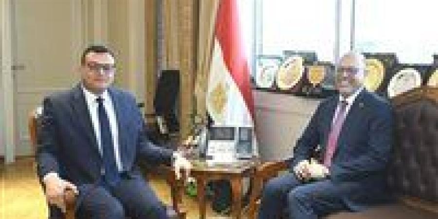 وزيرا الإسكان والعمل يبحثان تعزيز التعاون في عدد من الملفات المشتركة