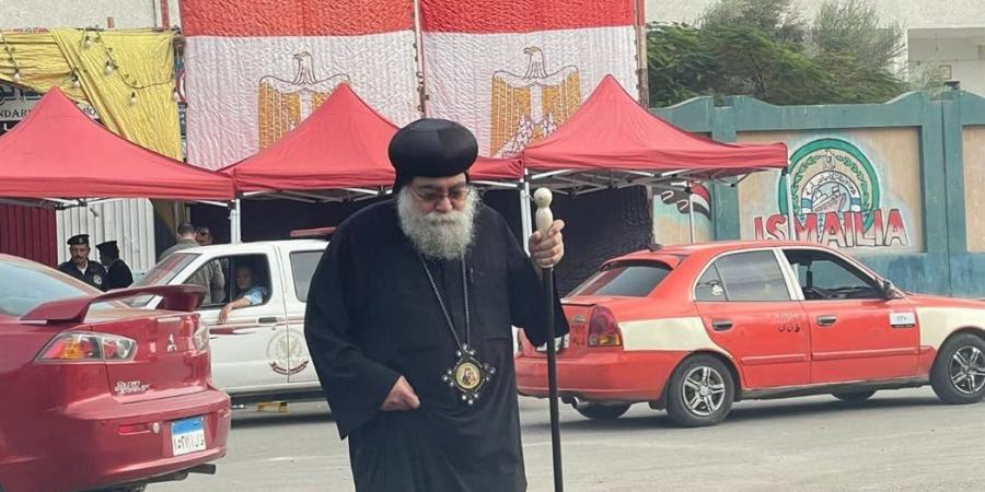 الأنبا سيرافيم أسقف الإسماعيلية يدلي بصوته في انتخابات مجلس النواب