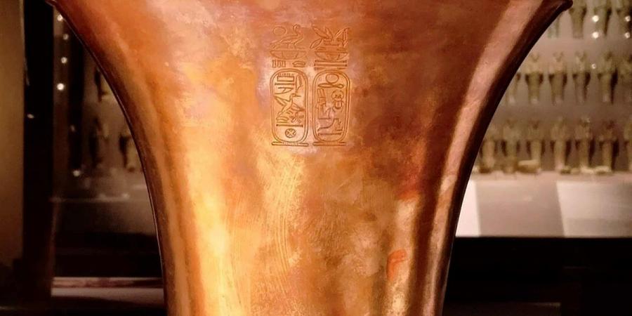 كنوز بسوسنس الأول.. سر أواني المائدة التي عثر عليها في المقبرة (صور)