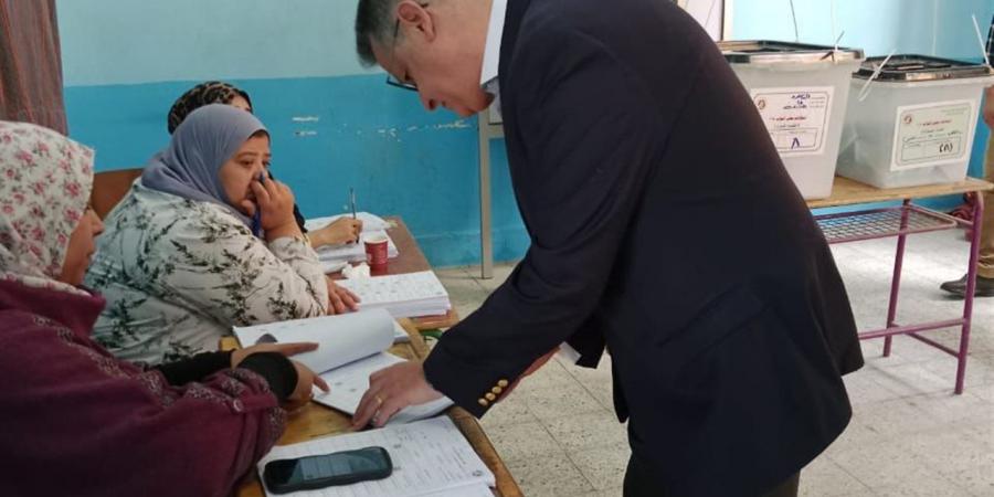 النائب طارق رضوان يدلي بصوته في انتخابات مجلس النواب بالمعادي