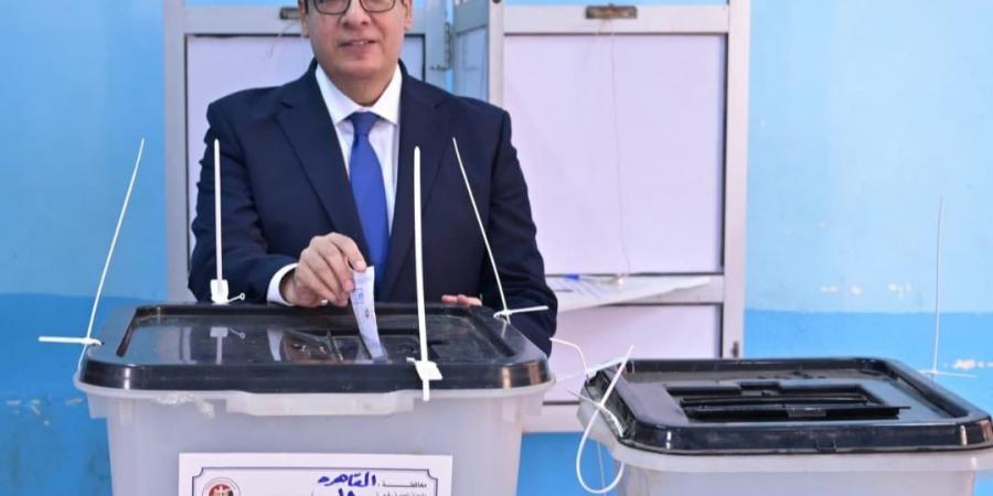 رئيس جامعة القاهرة يدلي بصوته في انتخابات مجلس النواب ويؤكد: المشاركة واجب وطني ومسئولية مجتمعية
