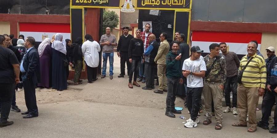 طوابير الشباب أمام لجان المطرية في انتخابات مجلس النواب 2025