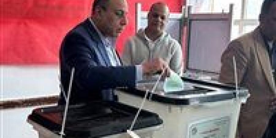 رئيس حزب حماة الوطن يدلي بصوته في انتخابات مجلس النواب 2025