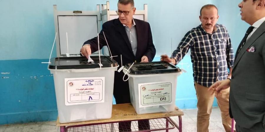 النائب طارق رضوان يدلي بصوته في انتخابات مجلس النواب بمدرسة الشهيد أحمد عبدالوهاب بالمعادي