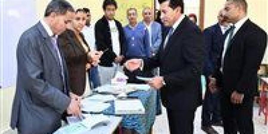 وزير الشباب والرياضة يدلي بصوته في انتخابات مجلس النواب بمدرسة طبري بالشروق