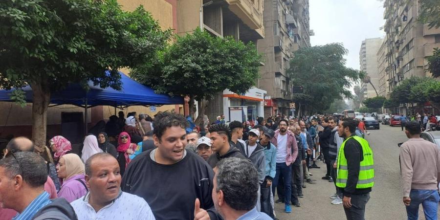 مئات الناخبين أمام لجنة عابدين استعدادا للمشاركة في انتخابات النواب