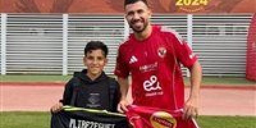 اكثر من مجرد لعبة.. تريزيجيه يستقبل الصغير "أنس" في ملعب التتش بالنادي الأهلي