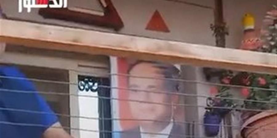 لافتة وطنية في الأسمرات.. مواطن يرفع صورة الرئيس السيسي ويدعو لدعم المشاركة الانتخابية