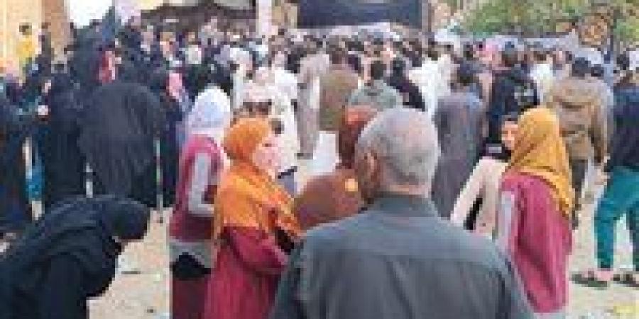 السيدات زين الطوابير.. توافد الناخبين على لجان الاقتراع في شمال سيناء للإدلاء بأصواتهم بانتخابات مجلس النواب