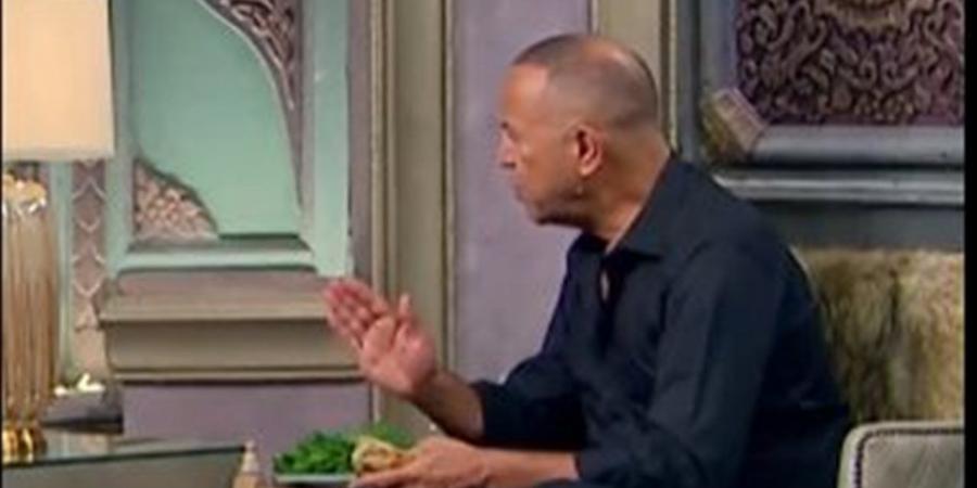 أشرف عبدالباقي يفاجئ إسعاد يونس بـ"ساندوتش جبنة بيضا"