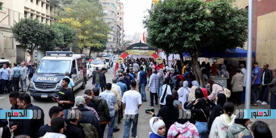 توافد الناخبين بكثافة على مدرسة نجيب محفوظ الإعدادية بلجنة روج الفرج