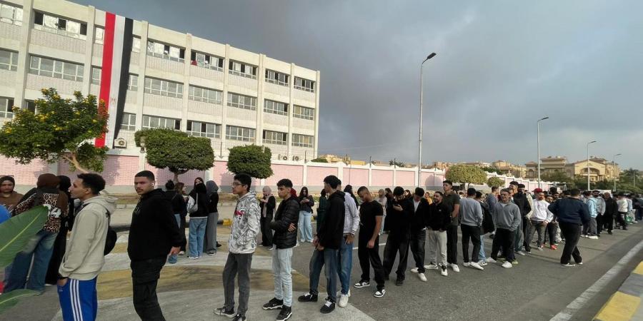 طوابير الناخبين أمام لجان التجمع الخامس قبل فتح أبواب اللجان فى انتخابات النواب