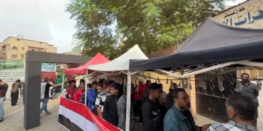 أغاني وطنية و حضور شبابي.. أهالي الدرب الأحمر يدلون بأصواتهم في انتخابات مجلس النواب