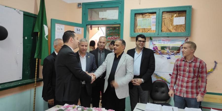 "عايزين نظهر بشكل يرضى الله".. محافظ الشرقية يتفقد اللجان الانتخابية