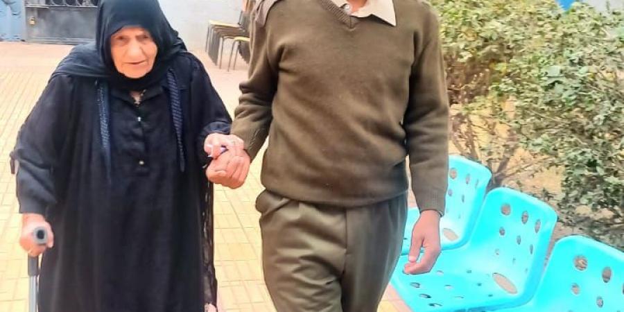 الشرطة تعاون المرضى وكبار السن أثناء العملية الانتخابية بالشرقية