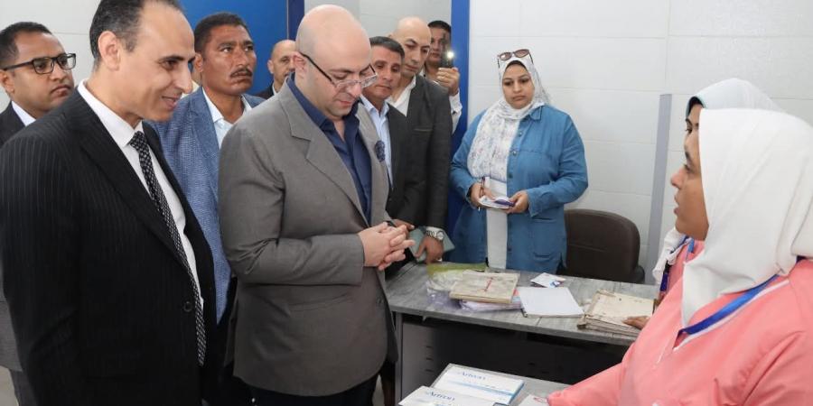 محافظ بني سويف يطمئن على صحة رضيعة مصابة بنقص هرمون الغدة الدرقية