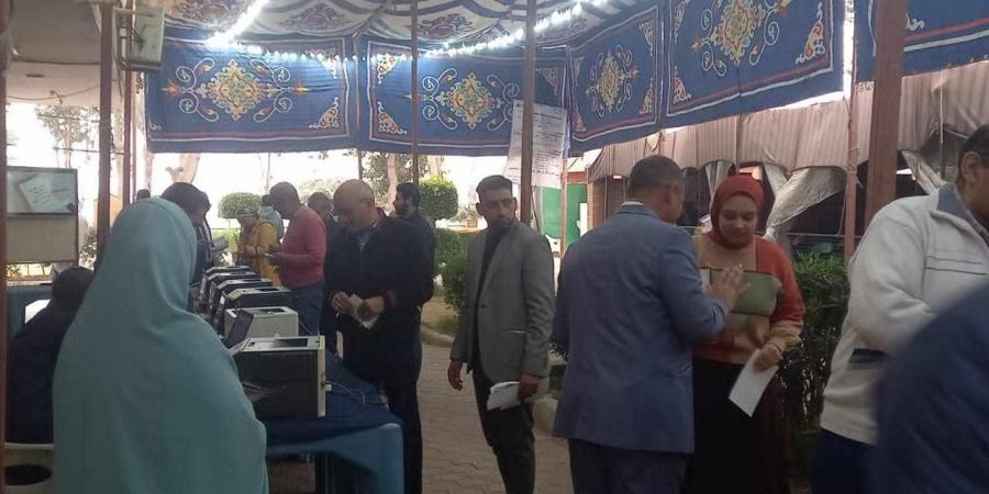 إكسترا نيوز تكشف تفاصيل قيام نجل مرشح بكسر صناديق الاقتراع بمركز الستاموني بالدقهلية