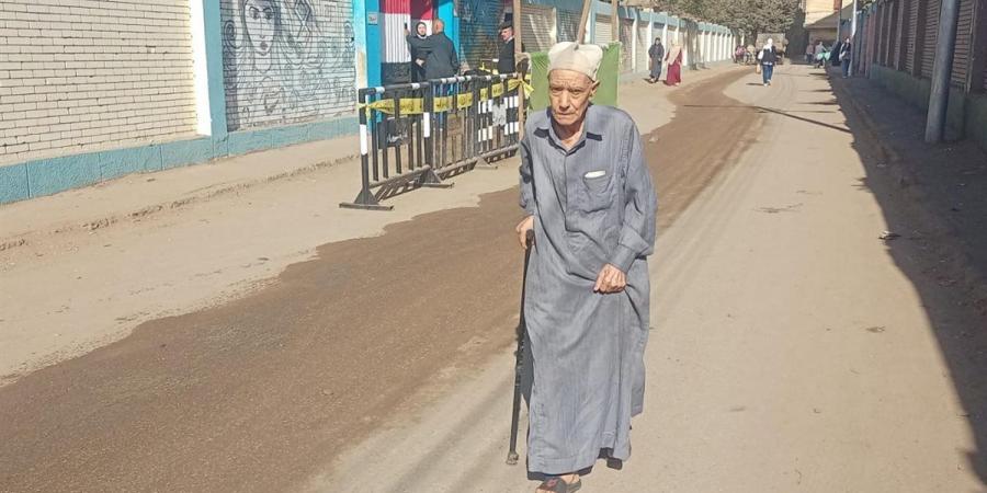 عجوز يتوجه إلى لجنته الانتخابية مستندًا إلى عكازه ويوجه رسالة قوية للشباب في زفتي