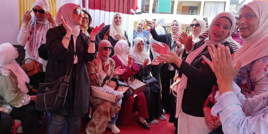 بالأغنيات الوطنية والزغاريد.. سيدات الشرقية يحتفلن أمام لجان انتخابات مجلس النواب 2025