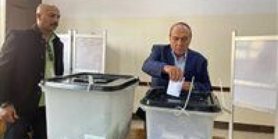 اللواء سمير فرج يدلي بصوته في انتخابات مجلس النواب 2025