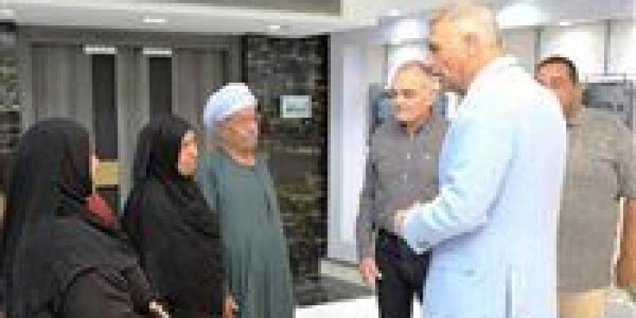 محافظ أسوان: تقديم حزمة من الخدمات الإنسانية المادية والعينية لأسرة الحاجة سعاد لتوفير حياة كريمة لأسرتها