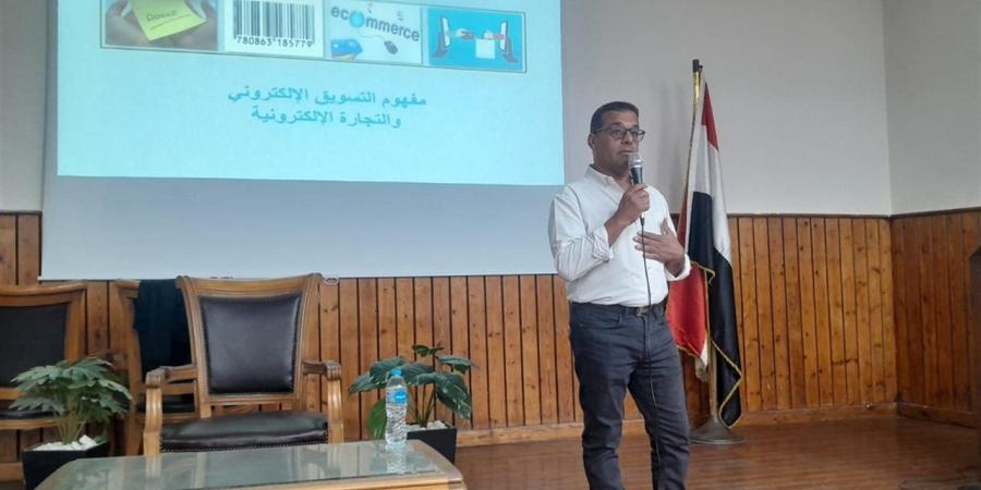 آداب عين شمس تنظم ندوة حول مهارات التسويق الإلكتروني لتمكين الشباب من أدوات المستقبل
